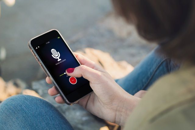 How Voice Notes Are Replacing Texts Among Young Users